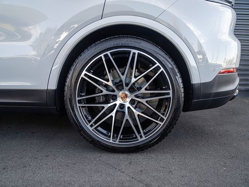 Certified 2025 Porsche Cayenne E-Hybrid Coupe AWD/4WD image 25