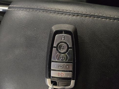Used 2020 Ford Edge Titanium FWD image 32