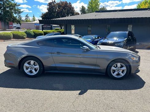 Used 2016 Ford Mustang Coupe RWD image 5