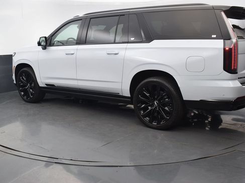 Certified 2026 Cadillac Escalade ESV Platinum Sport w/ LPO, ONYX Package AWD/4WD image 4