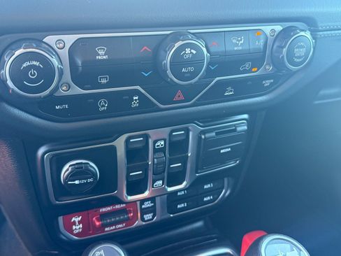 Used 2025 Jeep Wrangler Unlimited Rubicon image 18