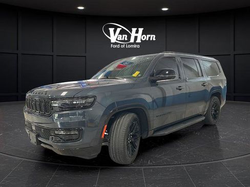 Used 2023 Jeep Wagoneer L Series II w/ Convenience Group I RWD image 3