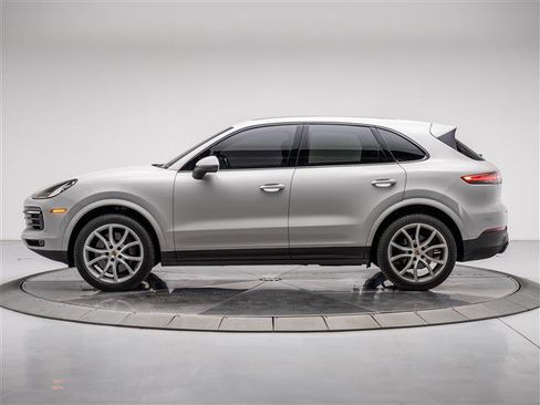 Used 2023 Porsche Cayenne Platinum Edition image 2