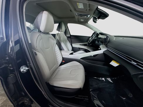 Used 2025 Hyundai Elantra Limited FWD image 29