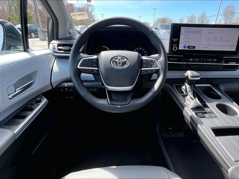Used 2025 Toyota Sienna XLE w/ XLE Plus Package image 18