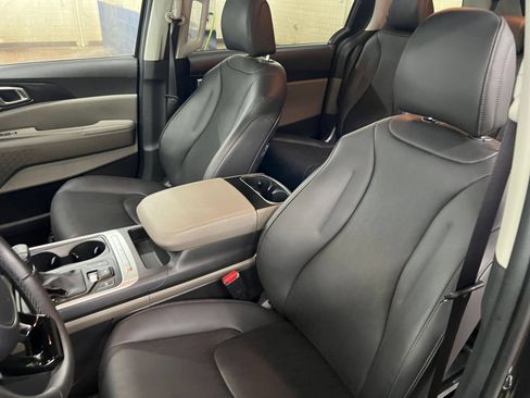 Used 2026 Kia Carnival FWD image 25