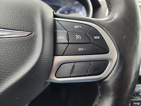 Used 2019 Chrysler 300 Limited image 16