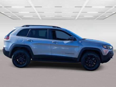 Used 2019 Jeep Cherokee Trailhawk image 6