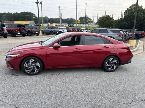 Used 2024 Hyundai Elantra SEL w/ Convenience Package FWD image 5