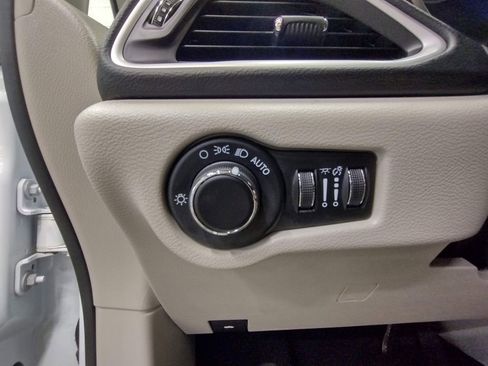 Used 2023 Chrysler Voyager LX image 23