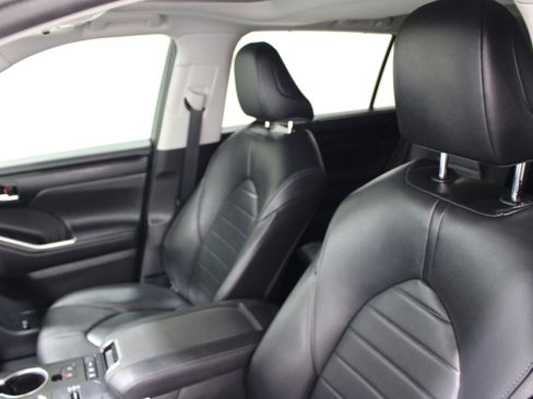 Used 2020 Toyota Highlander XLE AWD/4WD image 4
