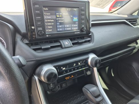 Certified 2021 Toyota RAV4 LE AWD/4WD image 11