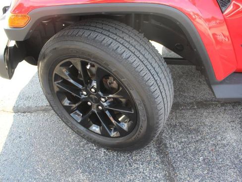 Used 2020 Jeep Wrangler Unlimited Sahara image 17