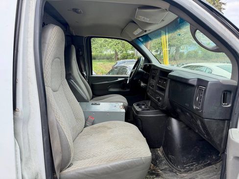 Used 2008 Chevrolet Express 2500 Extended RWD image 15