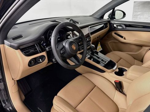 Certified 2026 Porsche Macan AWD/4WD image 4
