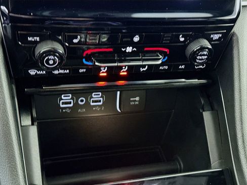 Used 2024 Jeep Grand Cherokee Limited image 10