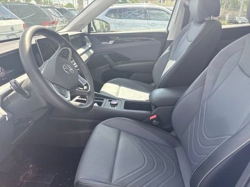 Used 2025 Volkswagen Tiguan SE w/ Panoramic Sunroof Package AWD/4WD image 15
