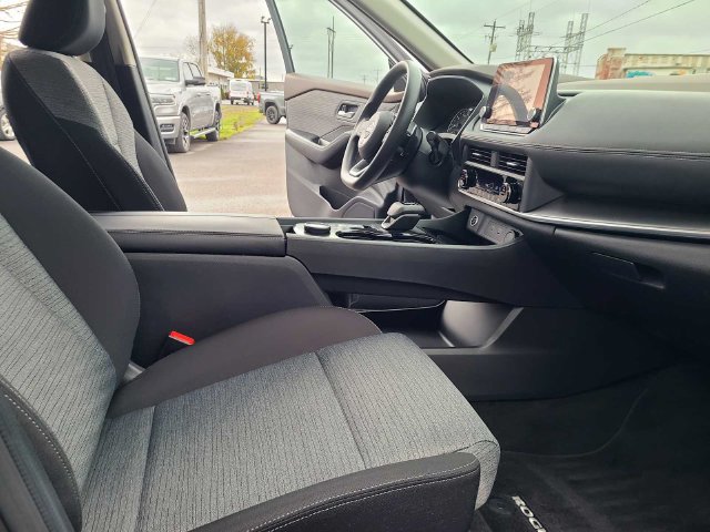 Used 2023 Nissan Rogue SV AWD/4WD image 17