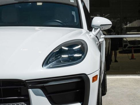 Used 2024 Porsche Macan AWD/4WD image 40
