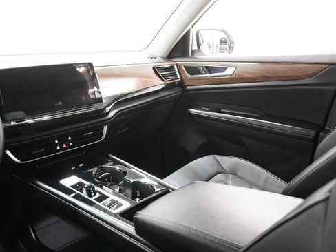 Used 2024 Volkswagen Atlas SE image 19