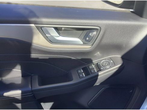 Used 2021 Ford Escape SE image 11