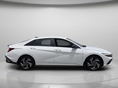 Certified 2025 Hyundai Elantra SEL w/ Cargo Package FWD image 4