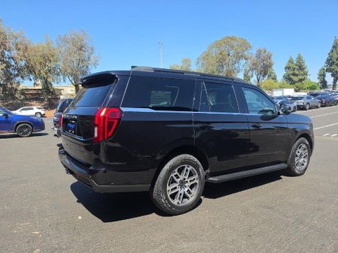 Used 2025 Ford Expedition Active AWD/4WD image 3