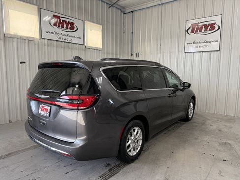 Used 2022 Chrysler Pacifica Touring-L FWD image 3