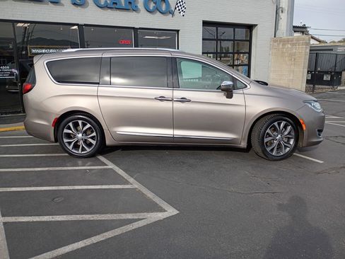 Used 2018 Chrysler Pacifica Limited image 8