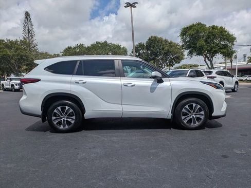 Used 2023 Toyota Highlander XLE AWD/4WD image 3