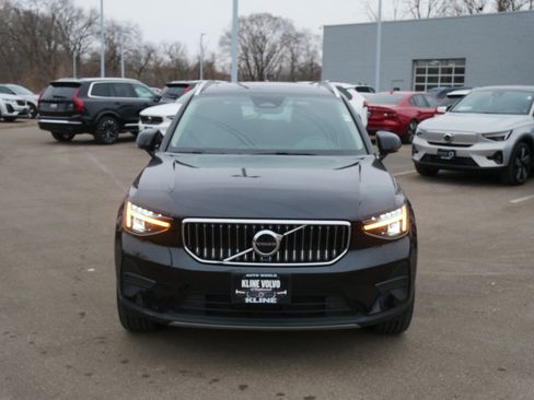 Used 2025 Volvo XC40 B5 Core image 2