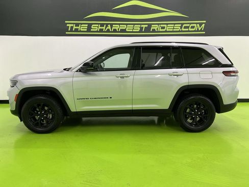 Used 2024 Jeep Grand Cherokee Altitude AWD/4WD image 6