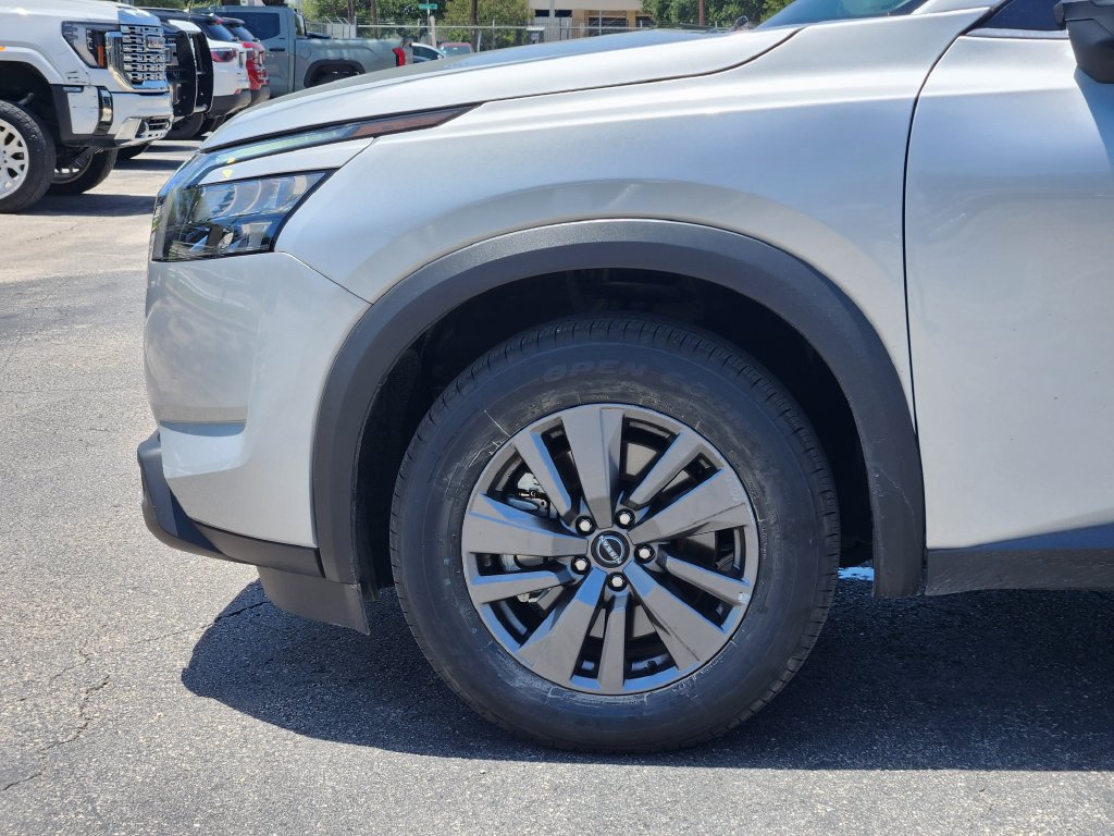Used 2025 Nissan Pathfinder SV AWD/4WD image 9