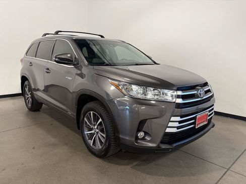 Used 2017 Toyota Highlander XLE AWD/4WD image 1