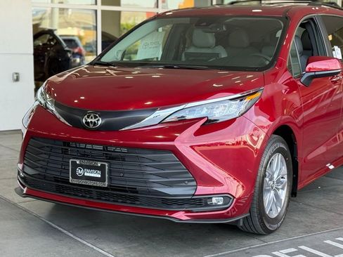New 2026 Toyota Sienna XLE image 3