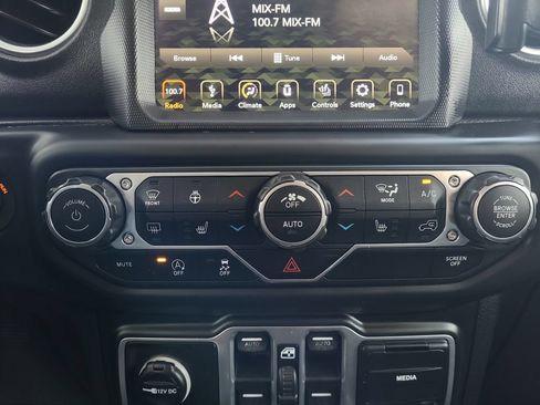 Used 2018 Jeep Wrangler Unlimited Sahara AWD/4WD image 22
