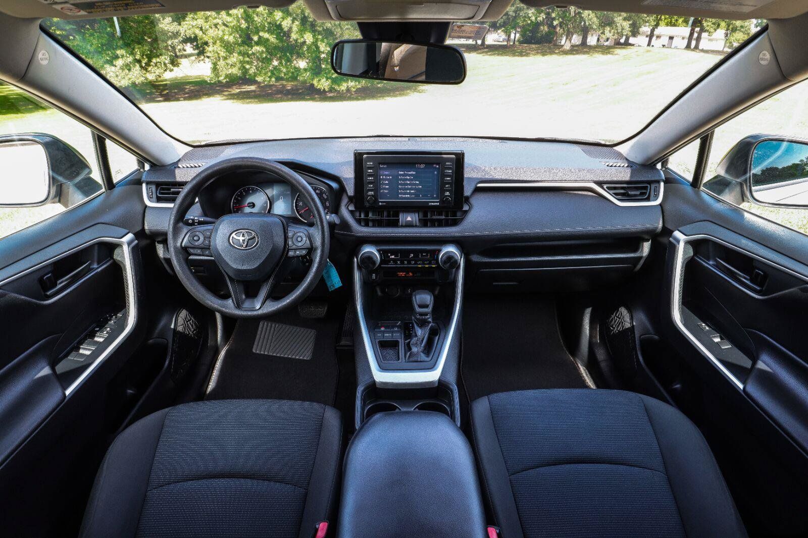 Used 2020 Toyota RAV4 LE FWD image 2