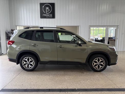 Used 2021 Subaru Forester Premium AWD/4WD image 6