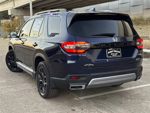 New 2025 Honda Pilot Touring image 3