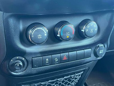 Used 2015 Jeep Wrangler Unlimited Sport w/ Quick Order Package 24S AWD/4WD image 29
