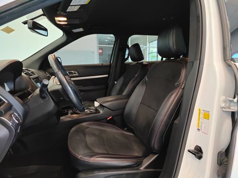 Used 2019 Ford Explorer XLT w/ Equipment Group 202A AWD/4WD image 9