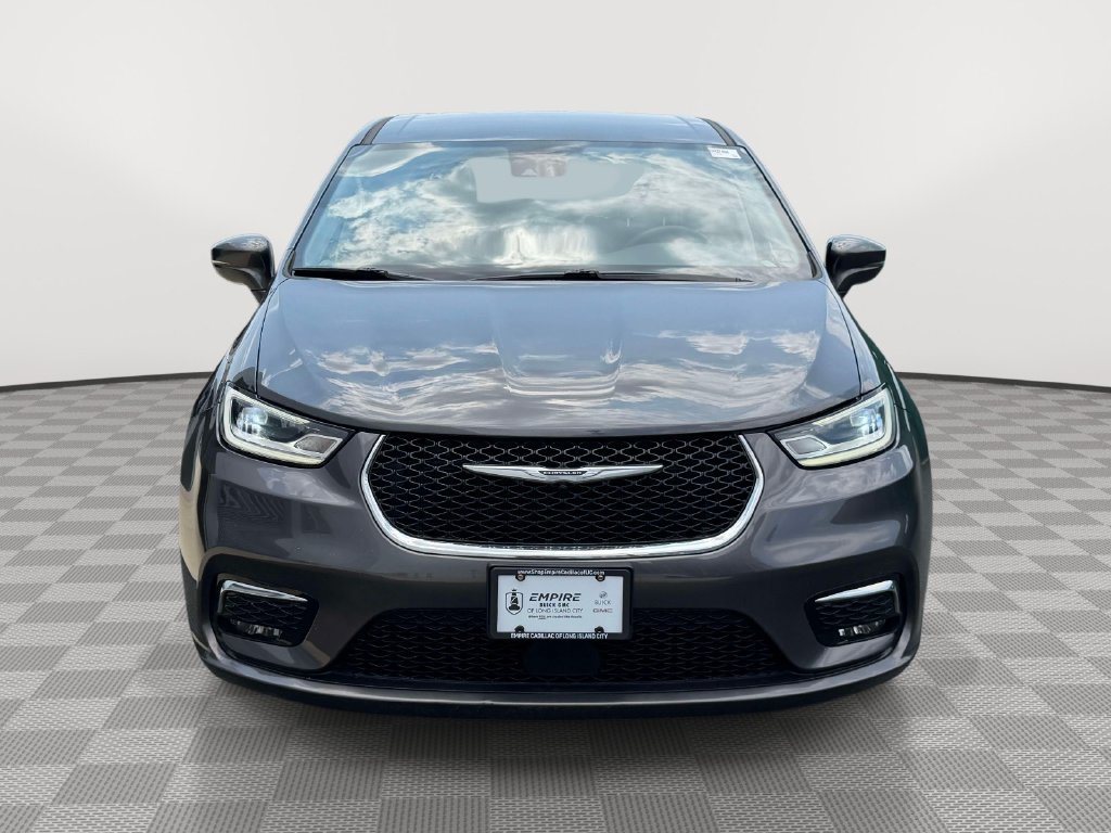 Used 2022 Chrysler Pacifica Touring-L FWD image 2