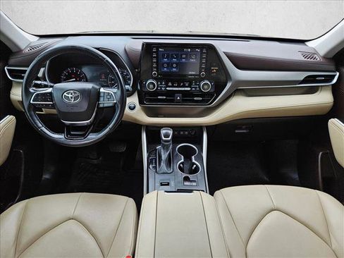 Used 2021 Toyota Highlander XLE image 18