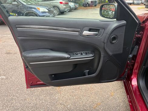 Used 2018 Chrysler 300 Touring L AWD/4WD image 13
