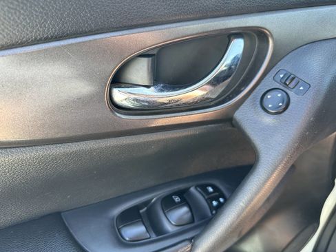 Used 2014 Nissan Rogue S image 18