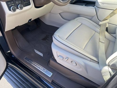 Used 2024 GMC Yukon XL Denali w/ Advanced Technology Package image 28