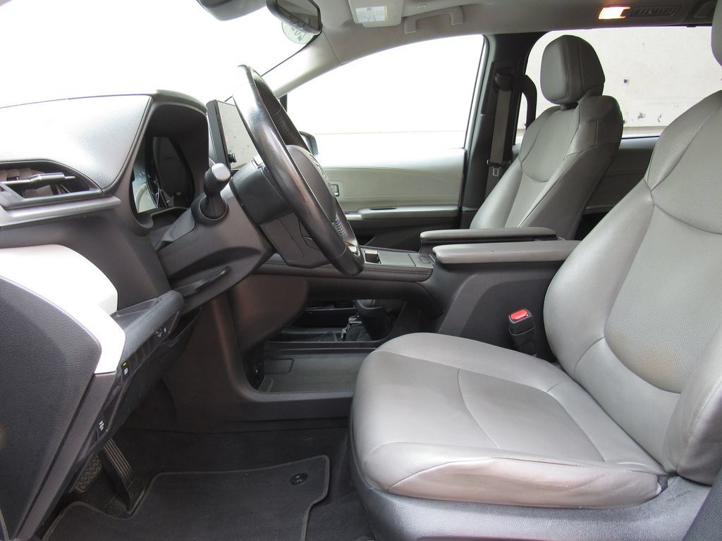 Certified 2025 Toyota Sienna XLE FWD image 11