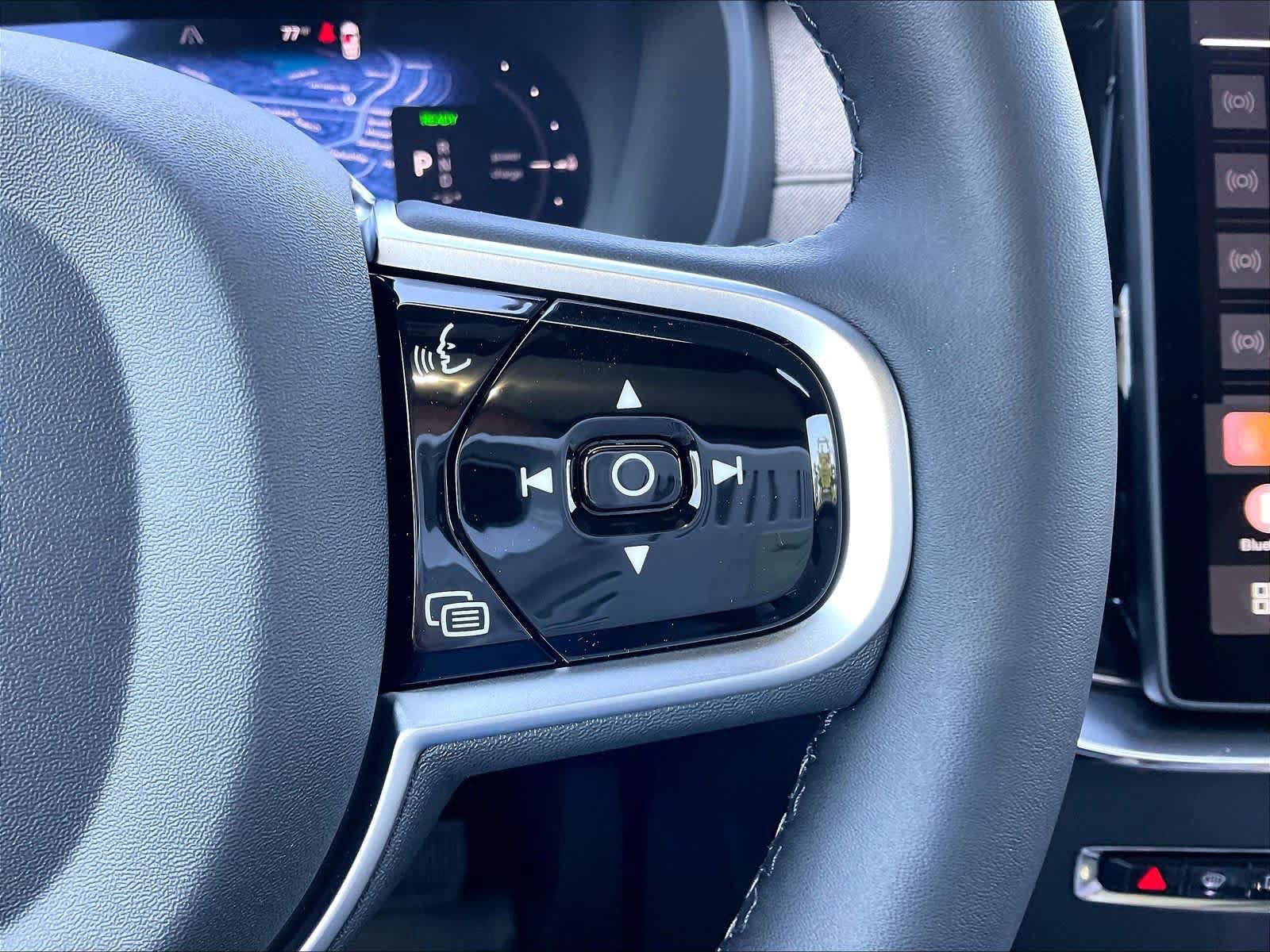 New 2026 Volvo XC90 T8 Plus w/ Protection Package Premier AWD/4WD image 18