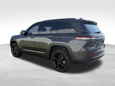 Used 2023 Jeep Grand Cherokee Altitude AWD/4WD image 2