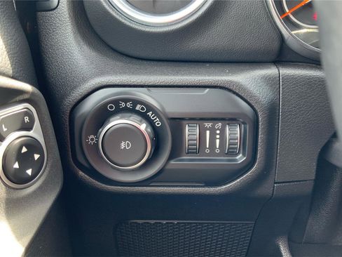 Used 2019 Jeep Wrangler Unlimited Sahara w/ Dual Top Group image 17